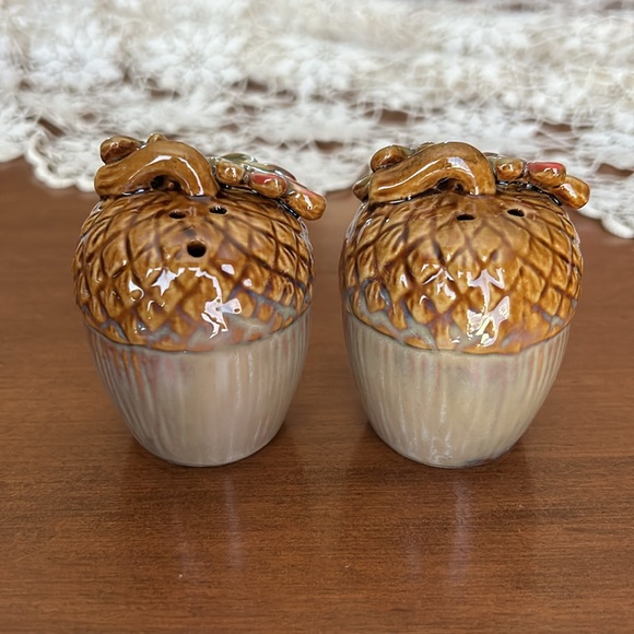 Salt and pepper shakers - Picture 4 of 5